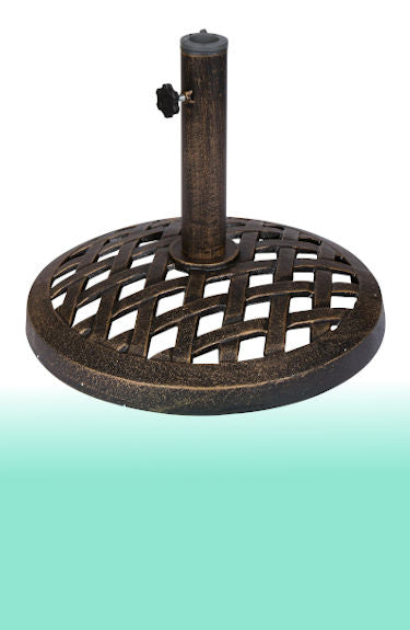 Base de sombrilla de hierro fundido color bronce y 10 kg Ø45x36 cm sobre fondo blanco y verde