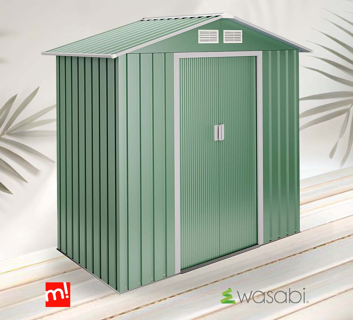 Caseta de jardín metálica verde claro Wasabi Light Green 2,57 m2 en ambiente de patio con marca Wasabi y MaxJardín