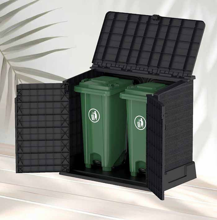 Cobertizo horizontal con puertas abiertas y 2 contenedores de basura verdes en su interior sobre fondo de terraza maxjardín