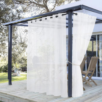 Cortinas en pérgola metálica de patio exterior