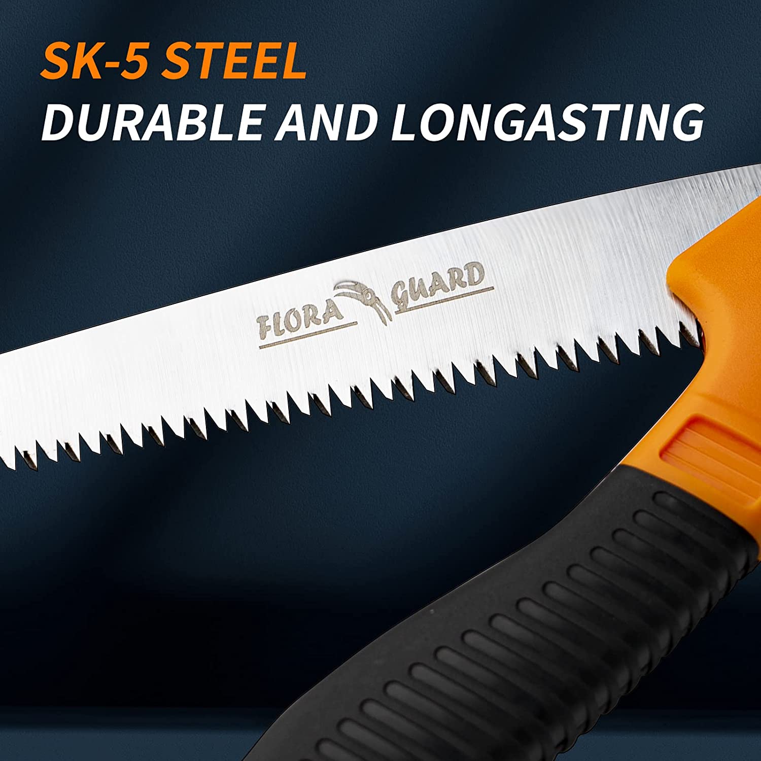 Detalle de hoja resistente y duradera de la Sierra de Mano Plegable para Poda con mango negro y naranja. FLORA GUARD