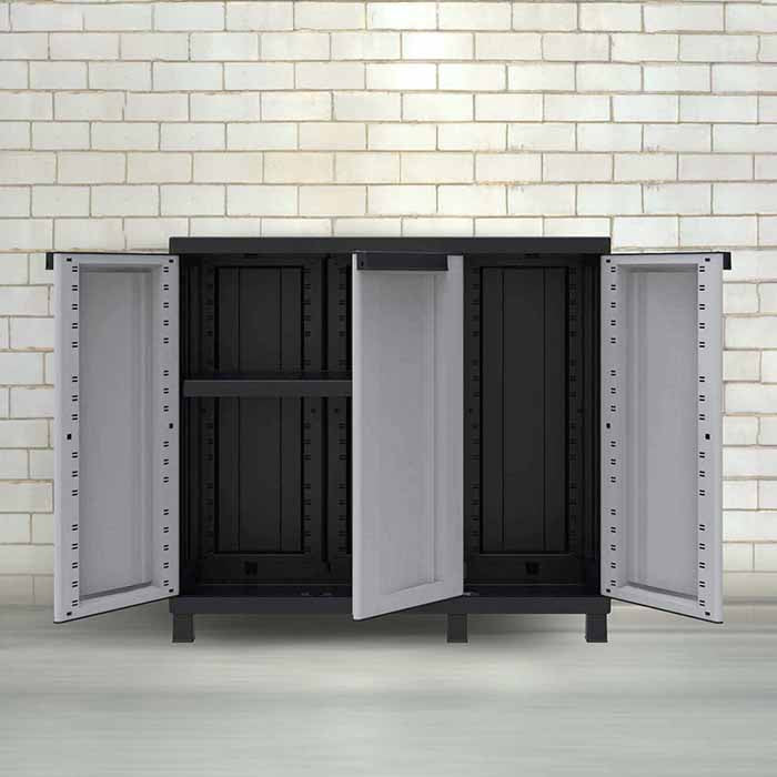 Armario bajo con sus 3 puertas abiertas sobre fondo de garaje maxjardín