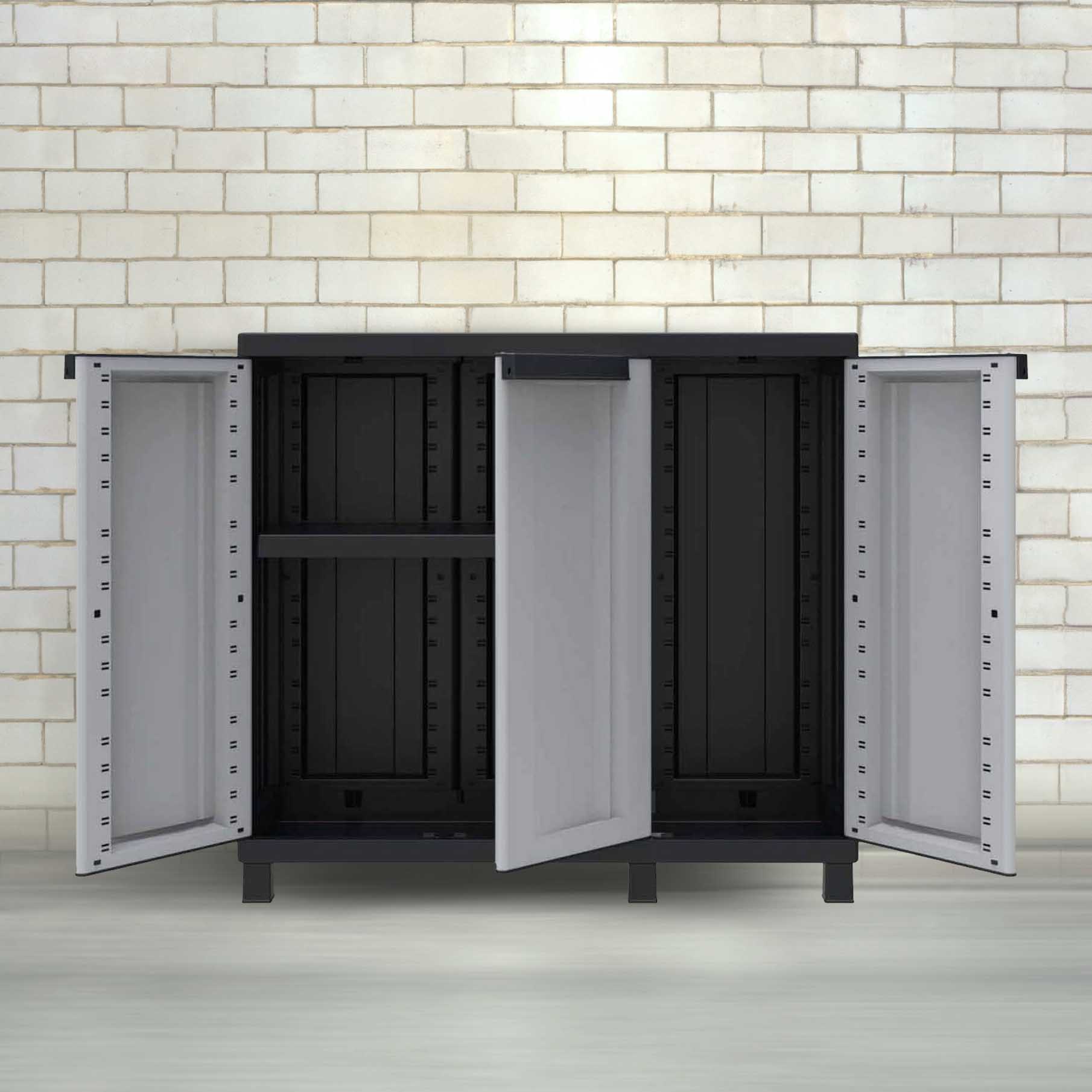 Armario bajo con sus 3 puertas abiertas sobre fondo idealizado de un trastero o garaje