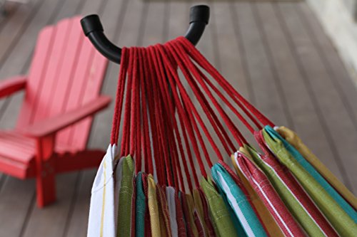 Detalle apoyo de cuerdas de la hamaca Vivere a rayas de colores en estructura 