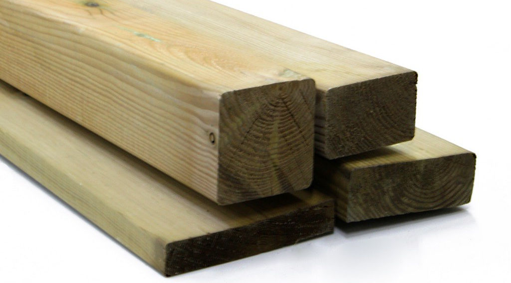 Listones de madera tratada con autoclave verde