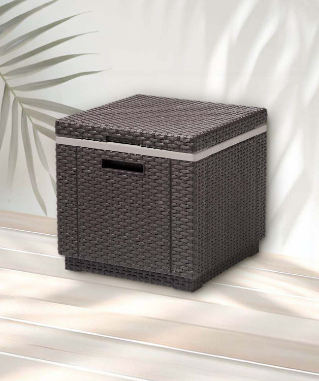 Arcón nevera mesita para  patio o  jardín en fondo idealizado de una terraza