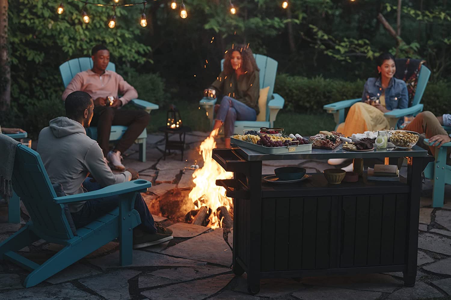 Vista de terraza con amigos y el Mueble auxiliar para Barbacoa grande para jardín, Color marrón. Unity XL de Keter