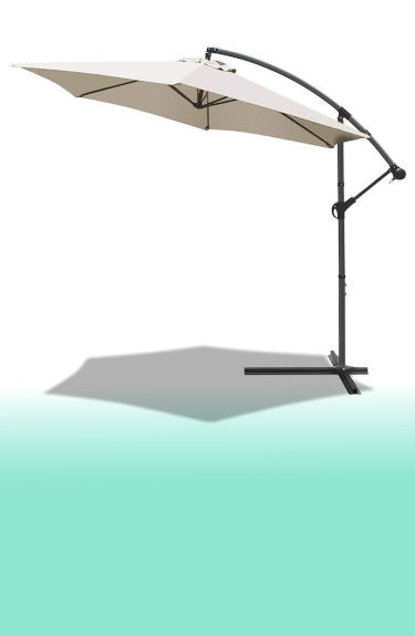 Sombrilla excéntrica de terraza color crudo beige Vounot de 300 cm sobre fondo blanco y franja verde abajo maxjardín