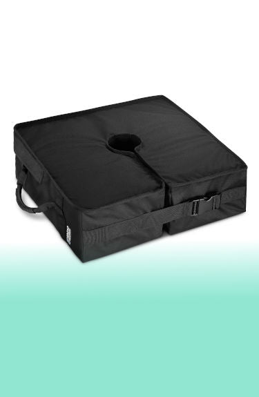 Peso universal para sombrilla rellenable de arena Basemate sobre fondo blanco y verde