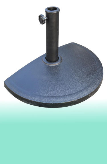 Soporte de sombrilla semicircular de resina y acero sobre fondo blanco y verde