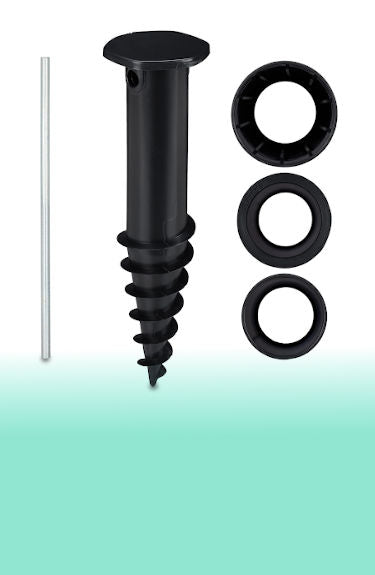 Pincho para sombrilla de playa tipo tornillo de plástico negro con traviesa de metal y 3 anillos de diámetro Relaxdays sobre fondo blanco y verde
