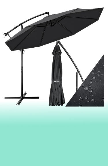 Sombrilla excéntrica de terraza color crudo beige Tillvex de 300 cm sobre fondo blanco y franja verde abajo maxjardín