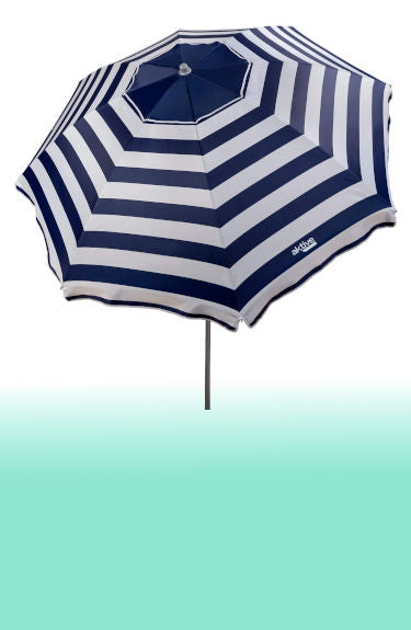 Sombrilla de playa a rayas azul marino y blanco de 220 cm Aktive sobre fondo blanco y franja verde abajo maxjardín