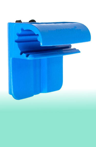 Soporte de sombrilla pequeña para silla de playa Sunnyday.pro color azul sobre fondo blanco y verde