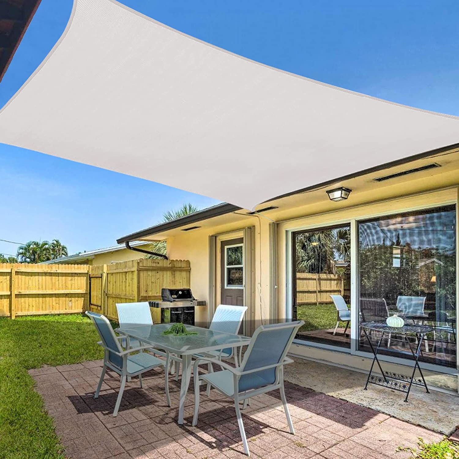 Toldo vela de 2x3 metros color beige en bonito patio de Sunnylaxx