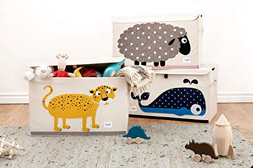 Baúl de almacenamiento de juguetes para habitación de niños y niñas decorado de  Leopardo. Vista en ambiente con otros modelos. 3 Sprouts