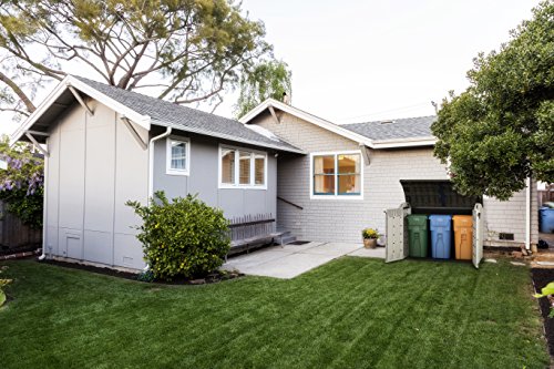 Vista general del cobertizo grande Ultra Sio de Keter con bidones de residuos en jardín