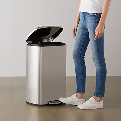 Vista en ambiente abriendo el Cubo 50 litros Nickel Satinado para Separar y Reciclar Resíduos. Amazon Basics