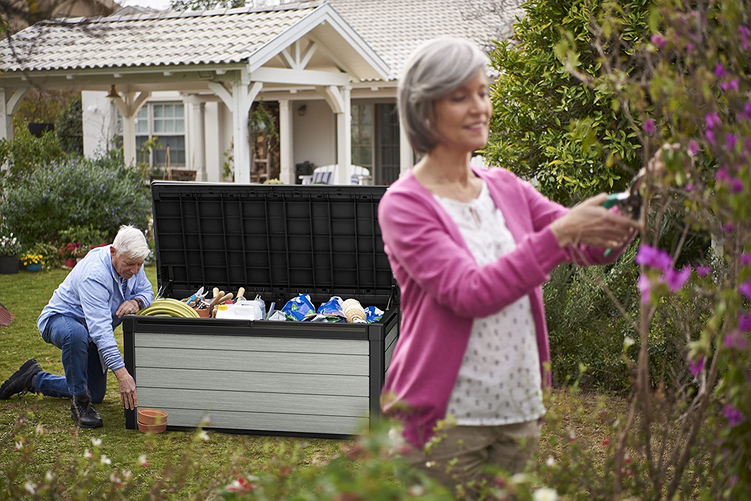 Arcón Exterior Denali 100, 390 litros, gris, 122.9 x 62.1 x 70.6 cm. Keter. Detalle ambiente