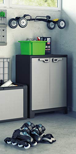 Armario bajo de dos puertas gris y negro de la marca Keter modelo Titan en ambiente de garaje