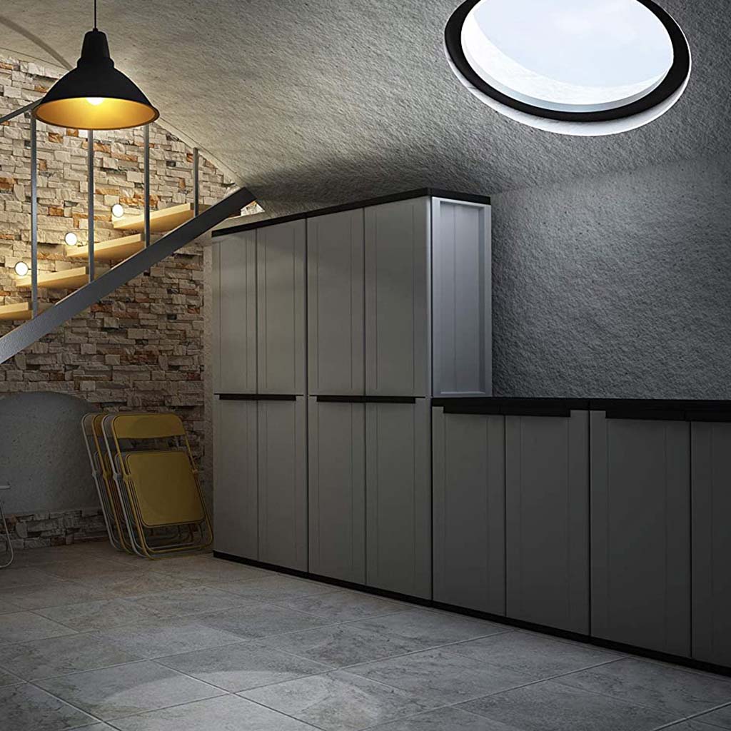 Armario Alto de 2 Puertas y 3 Estantes Internos, Gris/Negro, 68x37,5x163,5 cm. Terry, Jline 268. Detalle ambiente en sótano