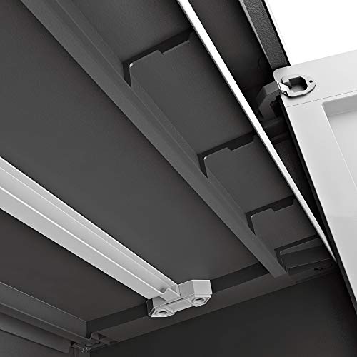 Detalle de parte inferior de estante y puerta del armario Titan de keter