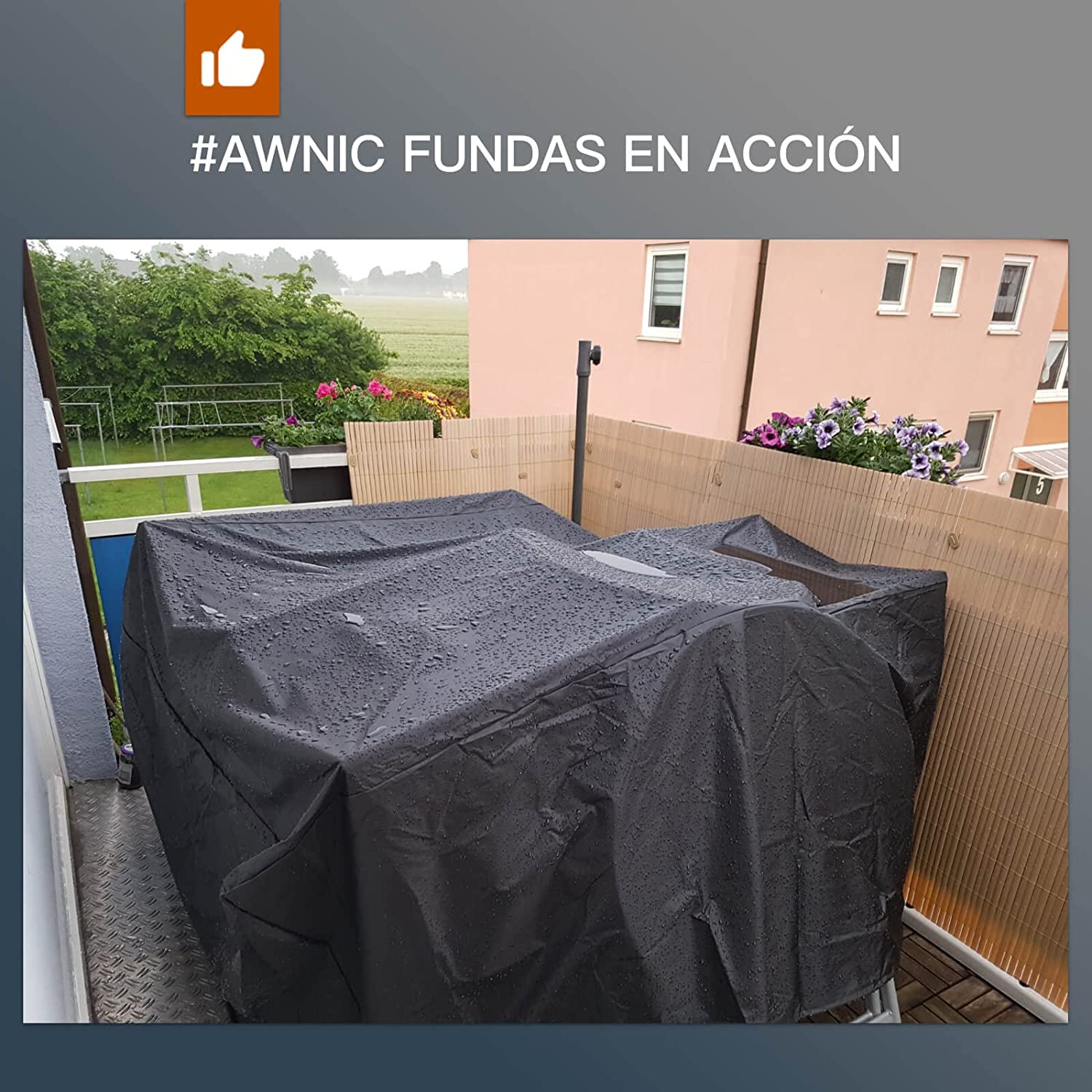 Exterior con enseres protegidos por la Funda impermeable para Mesa Exterior para Patio o Terraza de tejido Oxford Resistente Ø130X75x71cm. AWNIC