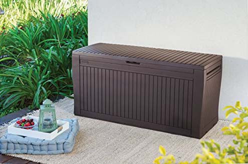 Baúl de plástico en patio exterior Comfy Capacidad 270 litros, Color marrón. Vista en patio al exterior.  Keter