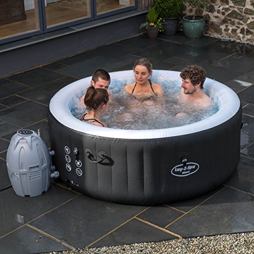 Amigos disfrutando de un burbujeante baño en el Spa Bestway Miami 54123 Lay Z Hinchable para 2-4 Personas. Bestway