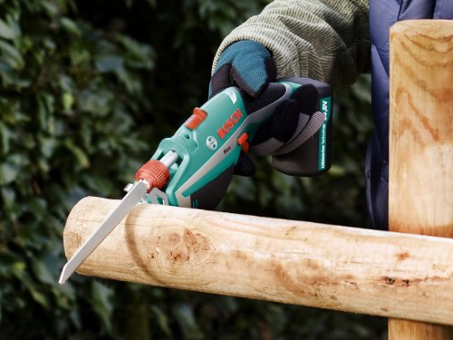 Cortando madera con la Sierra de jardín a batería. Tiempo de carga de la batería: 3,5 hrs, 10,8 V. Keo. Bosch