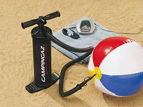 Inflador manual Campingaz Negro. Hinchando pelotas de playa.