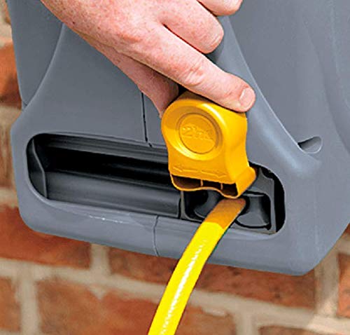 Carrete compacto con 25 m de manguera y todos los accesorios - listo para su uso. Detalle de canalización de manguera. Hozelock