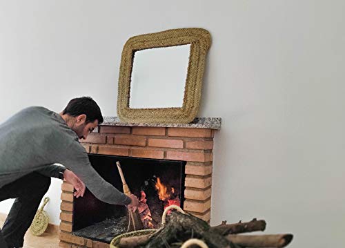 Ambiente de chimenea con Cesto de esparto natural para leña hecho en España por Cesterías Aparici. Vista en ambiente con chimenea