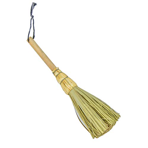 Detalle de Escobilla de esparto natural para cesta de leña y abentador hecho en España por Cesterías Aparici. Detalle de escobilla. 