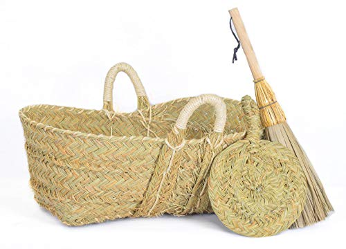 Cesto de esparto natural para leña con escobilla y abentador de 57X39X28 cm hecho en España por Cesterías Aparici. Vista general.