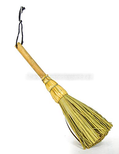 Detalle de escobilla del Leñero de esparto forrado de arpillera, yute. REGALO: escobilla y aventador (60X43X28) 7149-Mediana. Hecho en España por Cesteria Aparici