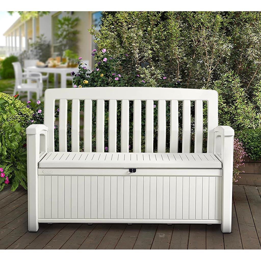 Banco de plástico blanco Keter en patio exterior. Vista frontal.
