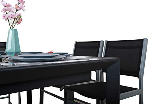 Detalle de platos, cubiertos y florero en Mesa extensible de aluminio para jardín, 127-180 x 77 x 71,5 cm (Gris- Carbón). Chicreat