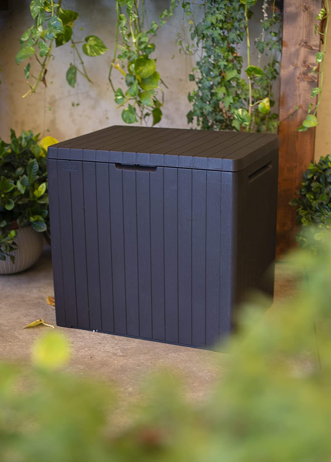 Keter City Box Arcón, Efecto Madera, 44 x 58 x 55 cm. en jardín