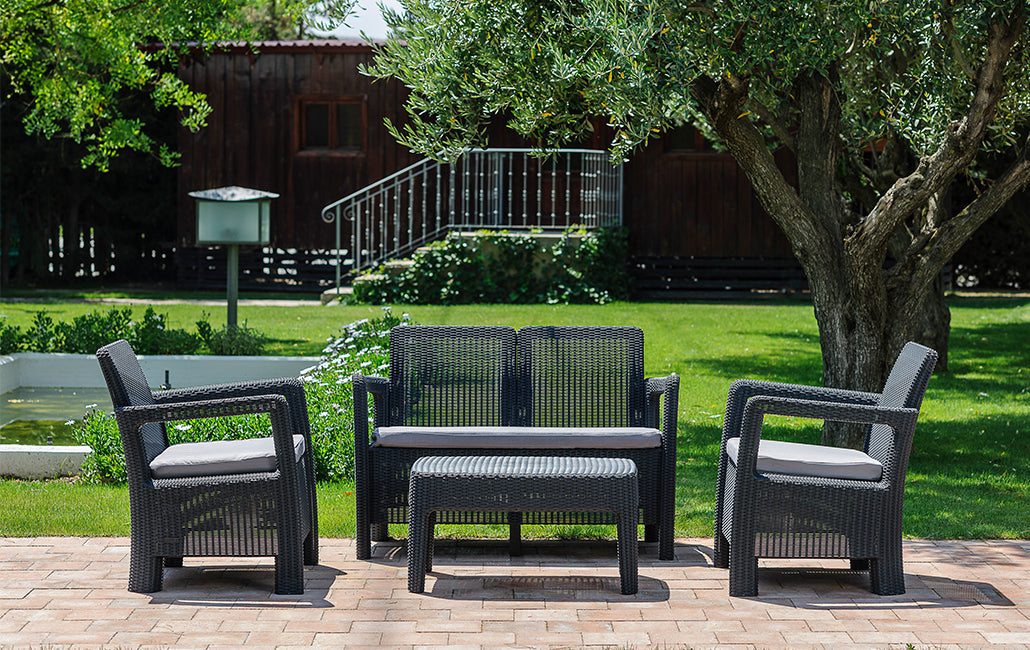 Conjunto de jardín de 4 plazas Tarifa Lounge con cojines incluidos, Color grafito. Vista en patio exterior. Keter