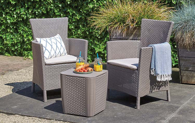 Conjunto de terraza o balcón Keter Iowa con 2 sillones y mesa Luzon en rattán, con cojines incluidos, Capuchino. Conjunto  en patio exterior. Keter