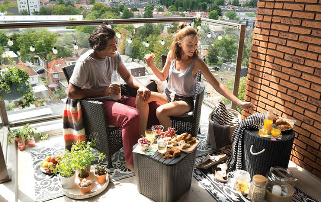 Conjunto de terraza o balcón Keter Iowa con 2 sillones y mesa Luzon en rattán, con cojines incluidos, Capuchino. Vista conjunto grafito en balcón. Keter