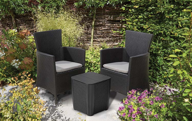 Conjunto de terraza o balcón Keter Iowa con 2 sillones y mesa Luzon en rattán, con cojines incluidos, Capuchino. Conjunto grafito en jardín. Keter