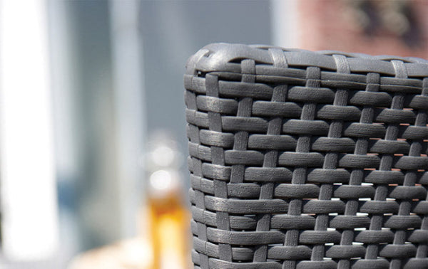 Conjunto de terraza o balcón Iowa con mesa Luzon y cojines incluidos, GrafitoDetalle de rattán en respaldo. Keter