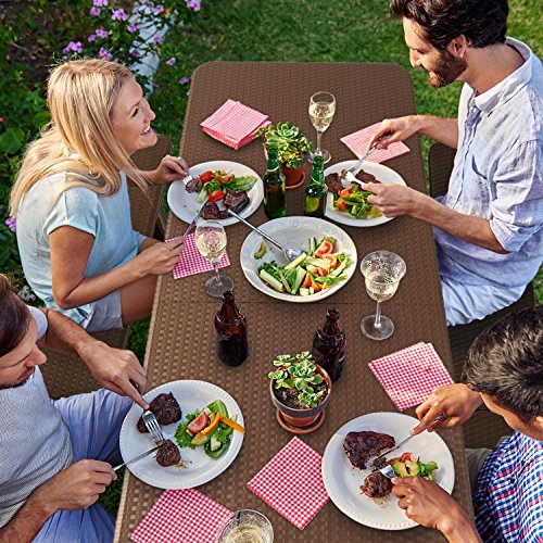 Conjunto de Muebles para Carpa de jardín, Juego de 2 Bancos y Mesa, 8-10 Personas, HDPE, Estructura Acero, Resistente Exteriores, Cierres de Seguridad, Marrón. Vista de conjunto con familia comiendo en jardín. Blumfeldt Burgos Set Edition