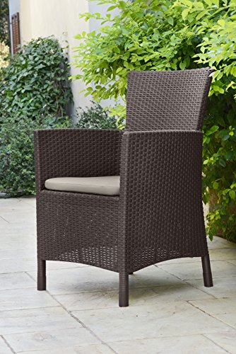 Vista en exterior del Sillón de exterior e interior con cojín incluido Iowa, Rattán Marrón. Keter