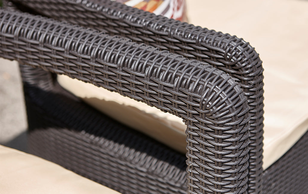 Detalle de trenzado en reposabrazos de conjunto de muebles de terraza o balcón Tarifa con cojines incluidos, Color marrón. Balcony Keter