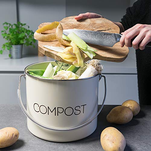 Vista recogiendo resíduos organicos en Cubo de Metal para Compost - Compostera Vintage para la Cocina de 5 L. Navaris | maxjardin
