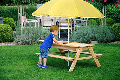 Niño a la sombra de la sombrilla de la Mesa de picnic infantil con bancos corridos. 94361FSCe. Dobar