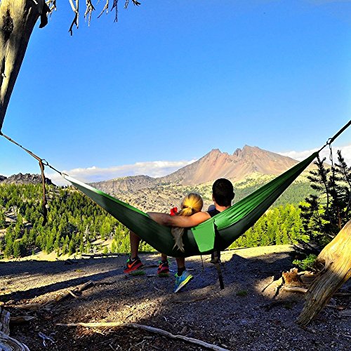 Pareja descansando al aire libre en su Hamaca Colgante 270 x 140cm hasta 300 kg Ultra Ligera de Nylón de Paracaída Portátil y Transpirable, Ideal para Viaje Jardín, Camping (Color Verde). Eastshining